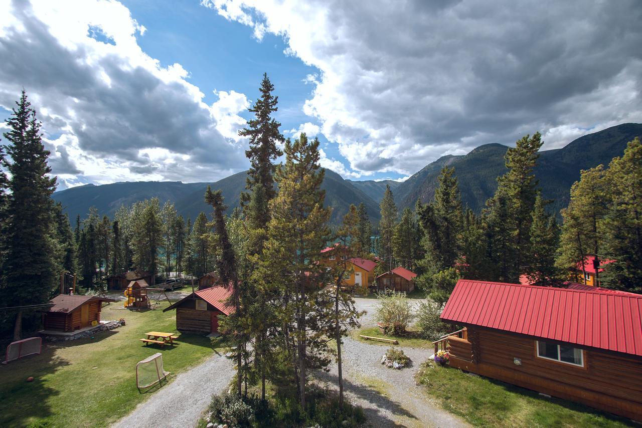 Northern Rockies Lodge Muncho Lake Exterior foto