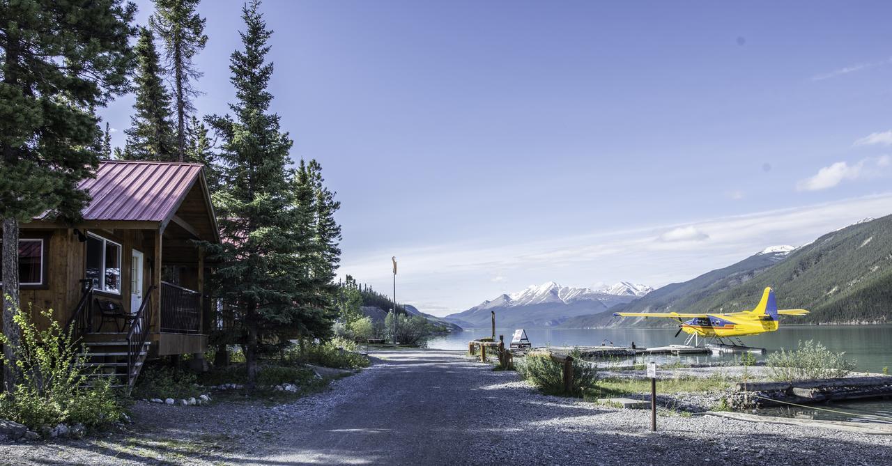 Northern Rockies Lodge Muncho Lake Exterior foto