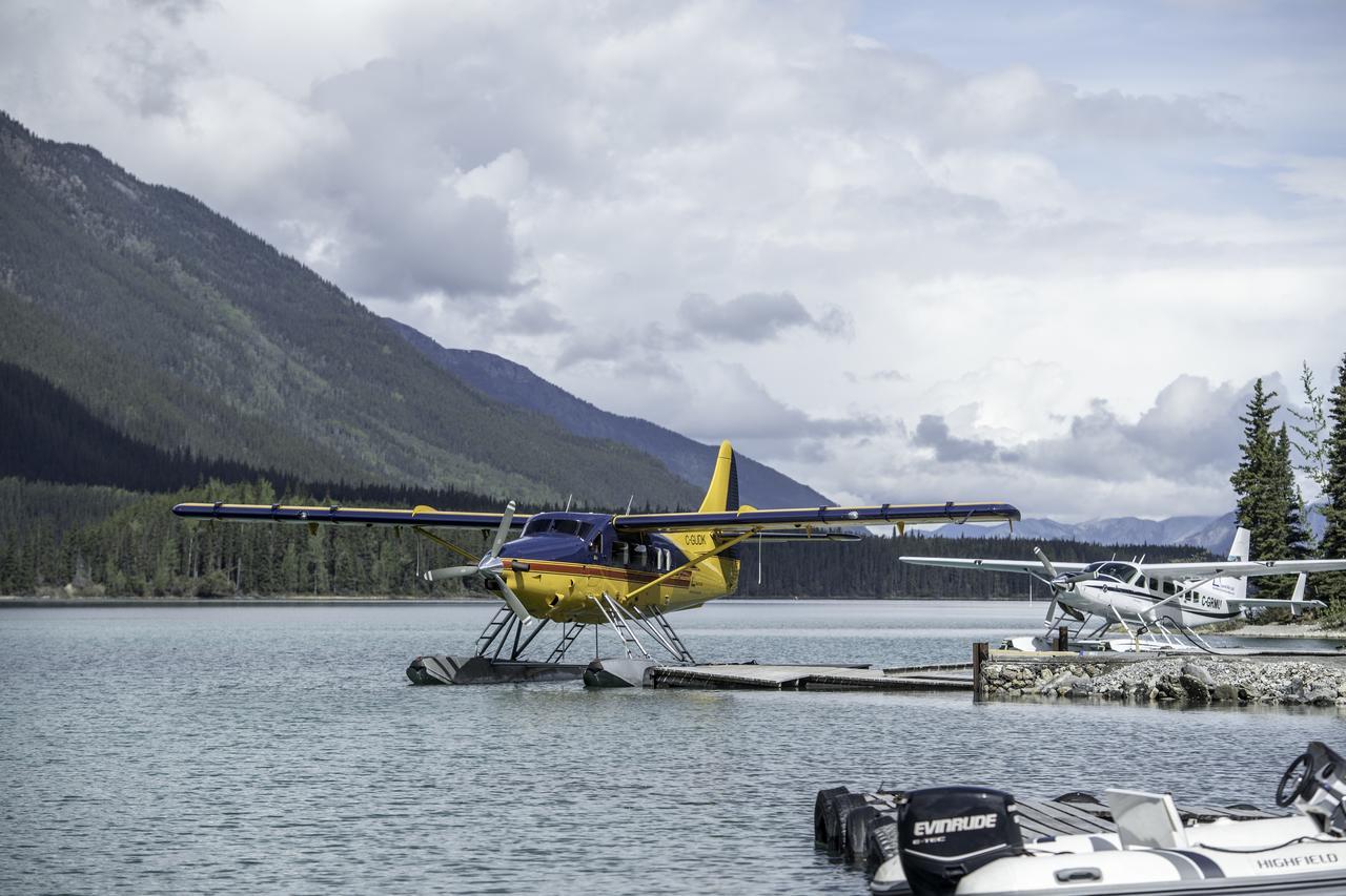 Northern Rockies Lodge Muncho Lake Exterior foto