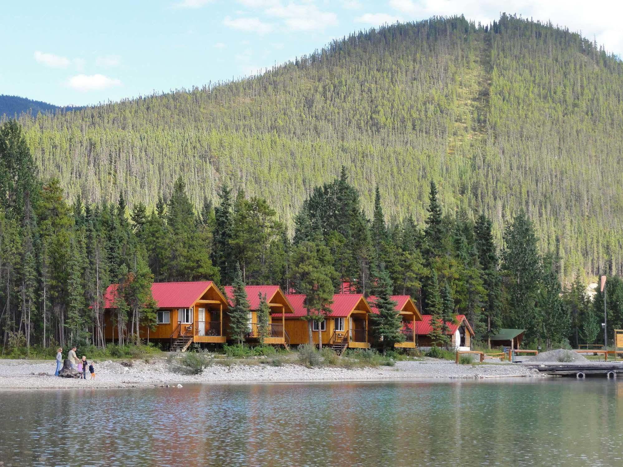 Northern Rockies Lodge Muncho Lake Exterior foto