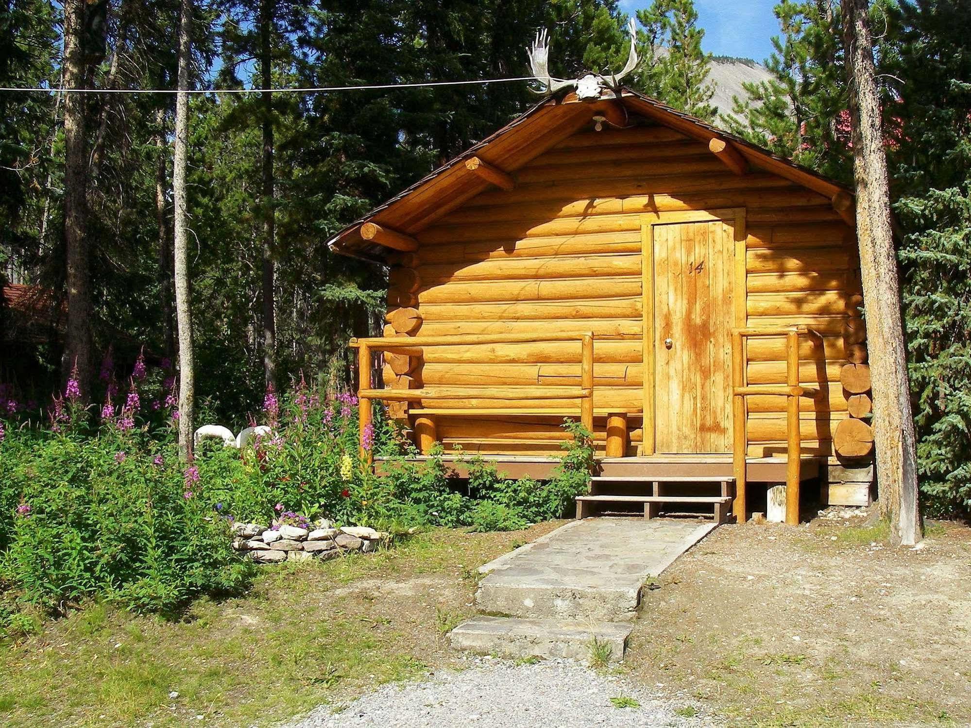 Northern Rockies Lodge Muncho Lake Exterior foto