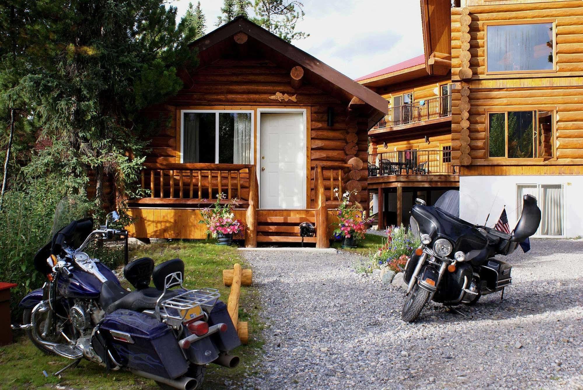 Northern Rockies Lodge Muncho Lake Exterior foto