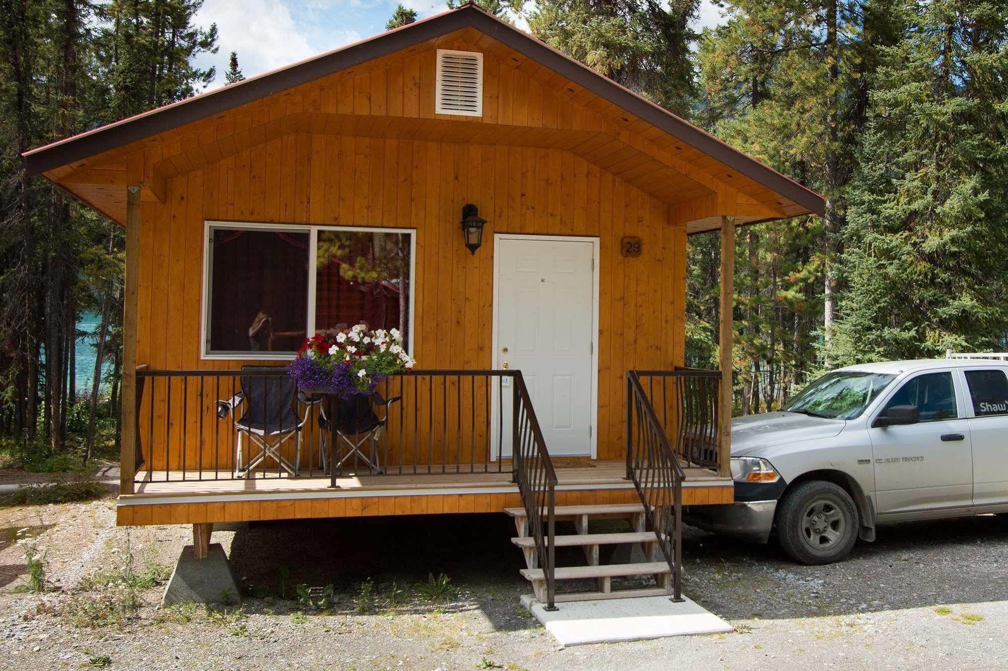 Northern Rockies Lodge Muncho Lake Exterior foto